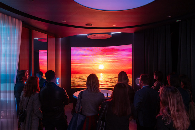 Visitors in front of the curved LED screen of the immersive bathtub at Noken's FLO·W Experience