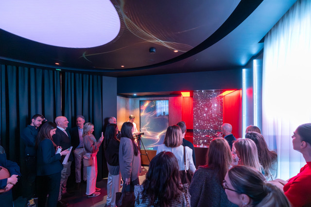 Group of visitors touring Noken's FLO·W Experience showroom